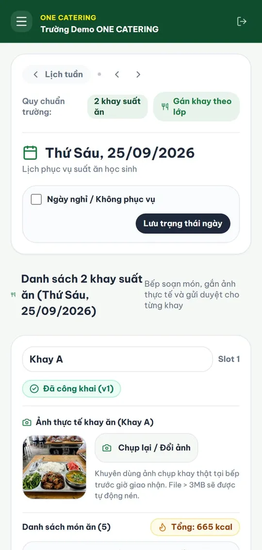 Màn hình bếp chọn món cho khay trên điện thoại